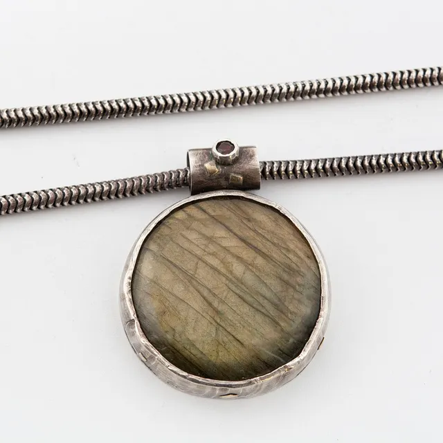 DESIGNER COLLIER, GROSSER LABRADORIT, KLEINER ALMANDIN, SILBER MIT GOLDNIETEN, KETTE 925ER STERLINGSILBER, GEPUNZT.