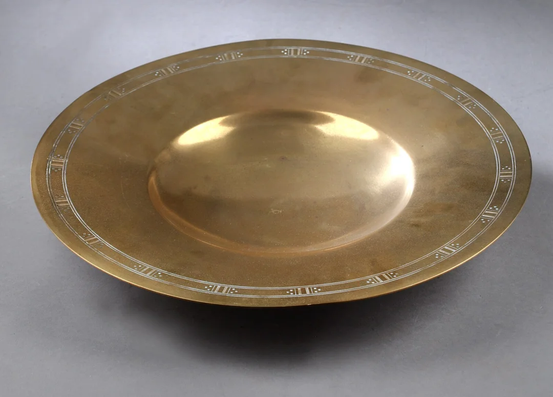 Just Andersen. Rundt fad af bronze, dessin nr. 1735 — Silver, bronze, copper and pewter/Bronze, copper, brass, pewter — Lauritz