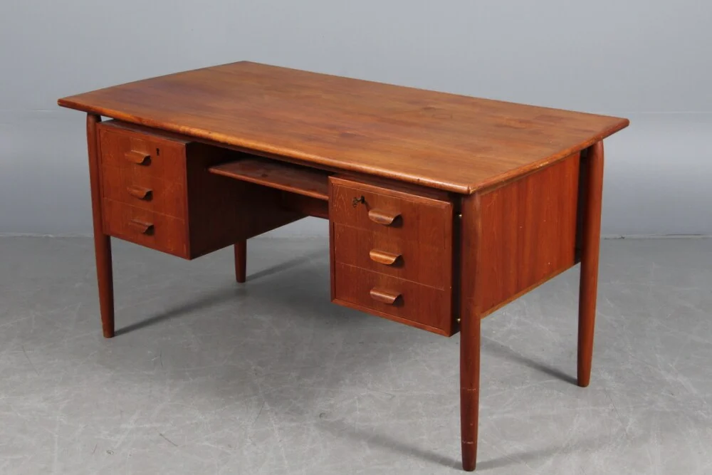 Dansk møbelarkitekt. Fritstående skrivebord i teak, 1960'erne — Furniture/Office furniture — Lauritz
