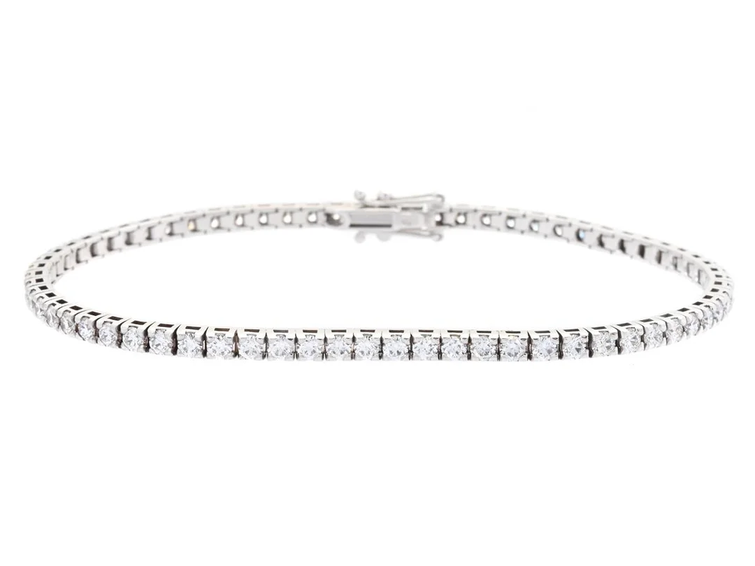 TENNISARMBAND, 18K vitguld, 69 briljantslipade diamanter ca 3,13 ctv, ca TW-TCr/VS-SI, längd 17,5 cm, vikt 9,4 g. — Smycken/Tennisarmband — Kaplans