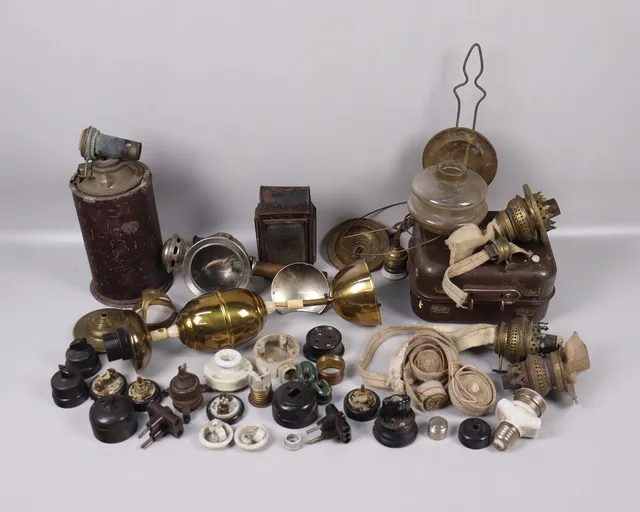 DIVERSE LAMPDELAR, fotogenbrännare, strömställare mm.