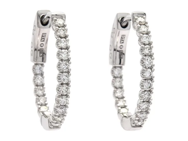 ÖRRINGAR, 18K vitguld, ovala, 32 briljantslipade diamanter ca 0,62 ctv, ca TW-W/VS, stift, höjd 19,0 mm, vikt 4,1 g.