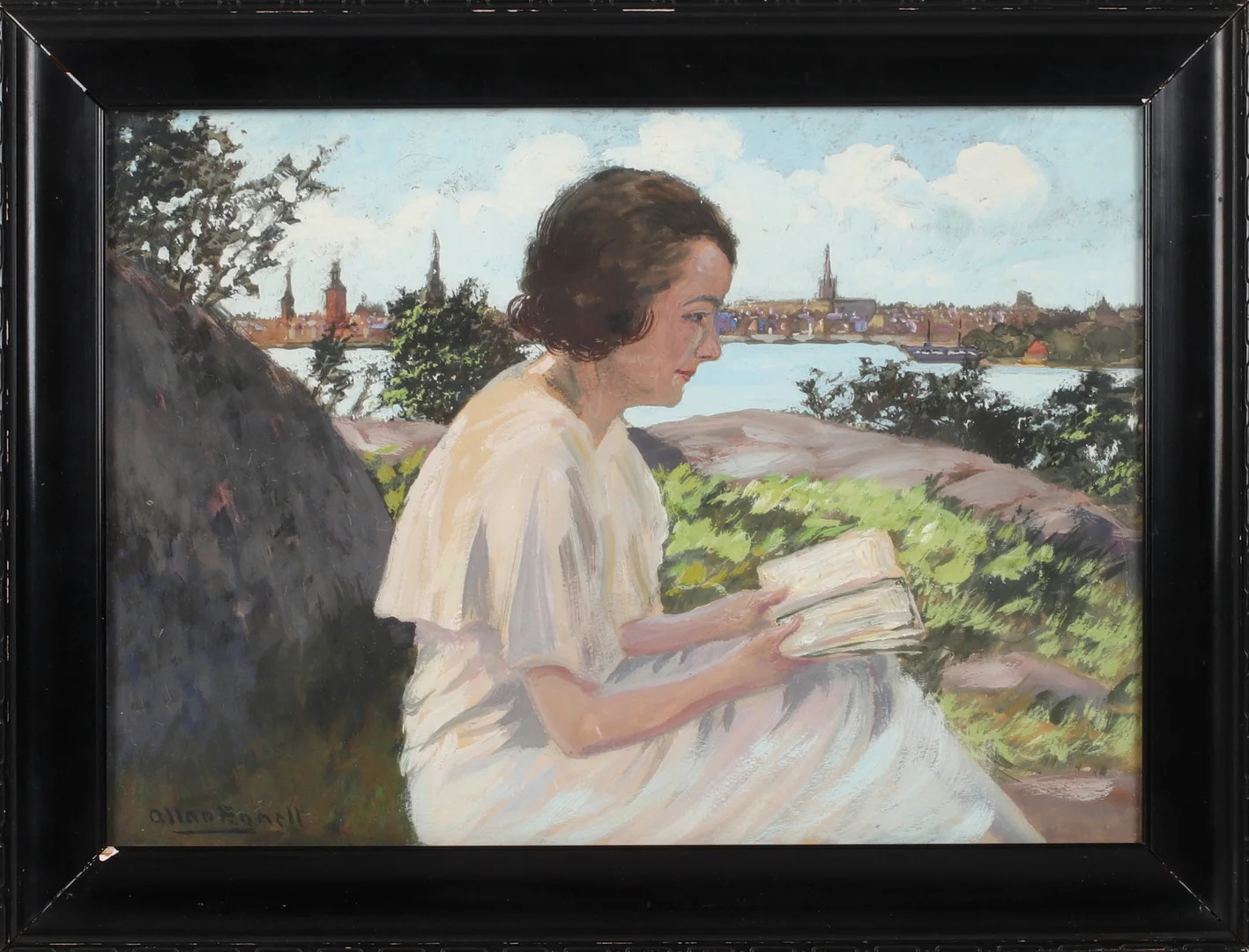 ALLAN EGNELL. Läsande kvinna i Stockholmsmiljö, blandteknik på papper, signerad. — Paintings — Stadsauktion Sundsvall