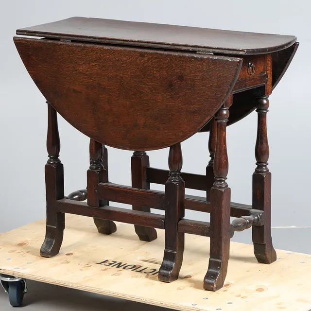 A CHARLES II OAK GATE LEG TABLE, CIRCA 1680.