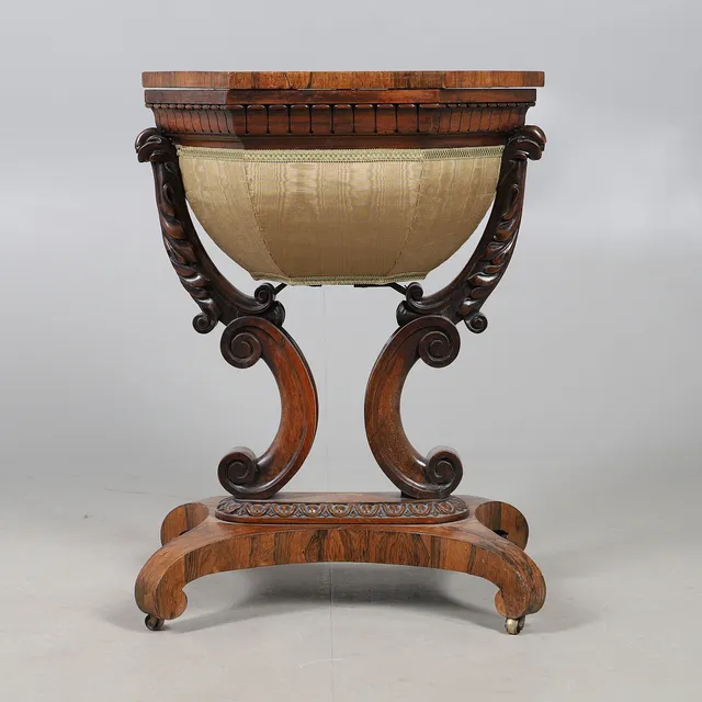 A LATE REGENCY ROSEWOOD WORK TABLE IN THE MANNER OF GILLOWS.