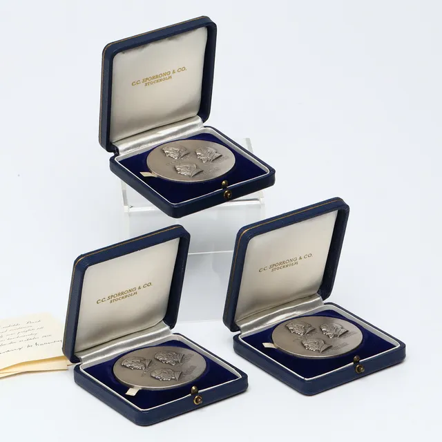 MEDALJER; 3 st, silver, Stockholms Enskilda Bank 1856-1956. Tot ca 354 gram.