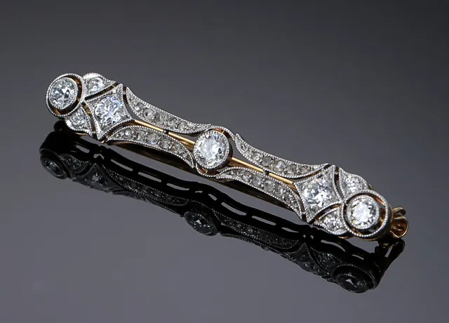 Art Deco diamantbroche af 18 kt. guld og hvidguld, i alt ca. 0.59 ct.