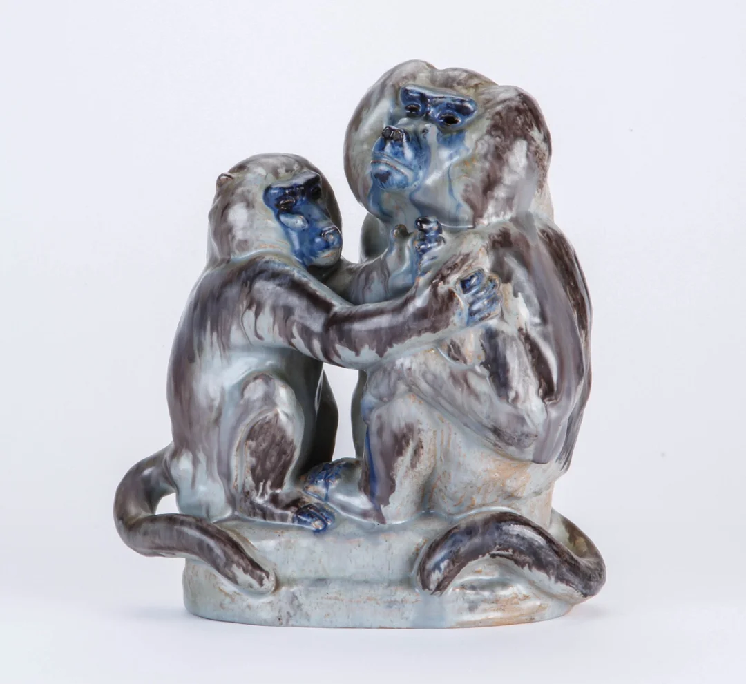Arne Ingdam. Figurgruppe af glaseret stentøj i form af to bavianer — Glass, porcelain and ceramics/Figures — Lauritz