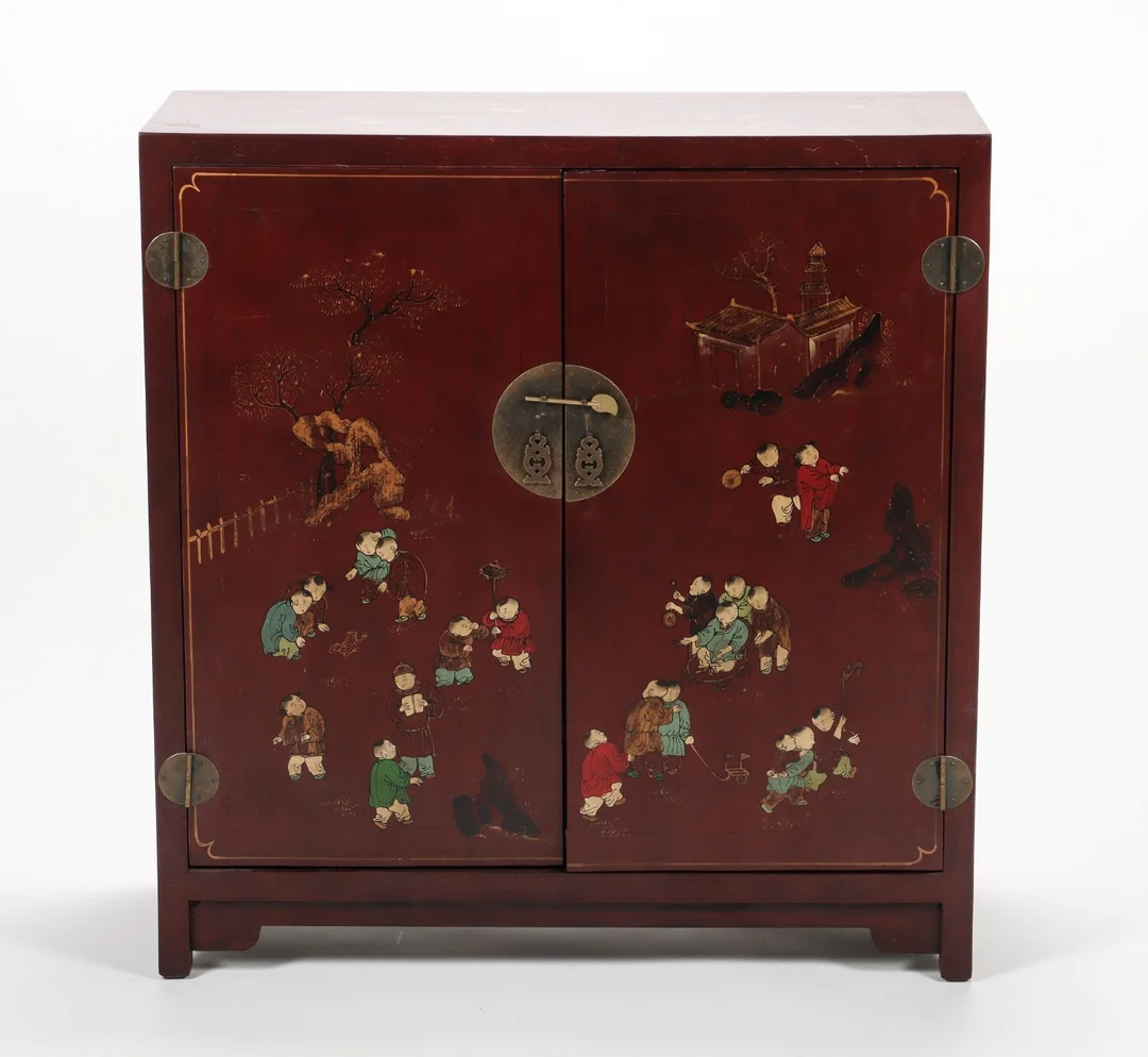 Chinese cabinet of red lacquered wood — Hobby and collectibles/Asian art — Lauritz