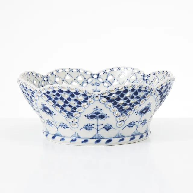 ROYAL COPENHAGEN. Gallerskål, Musselmalet helblond, modell 1061.