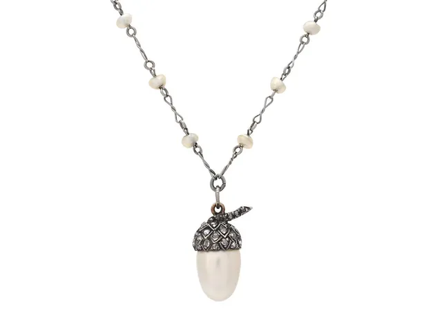 COLLIER, silver/14K guld, orientalisk pärla ca 6,8x6,8x7,5 mm, GCS report 5796-1655, rosenslipade diamanter, kedja i platina med fröpärlor, antik, längd 57 cm, hängets höjd 16 mm, vikt 4,9 g.