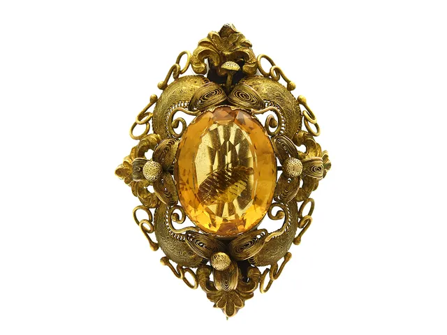 BROSCH, gulmetall, ovalt fasetterad citrin ca 18 ct, mått 4,8 x 3,4 cm, vikt 12,1 g.