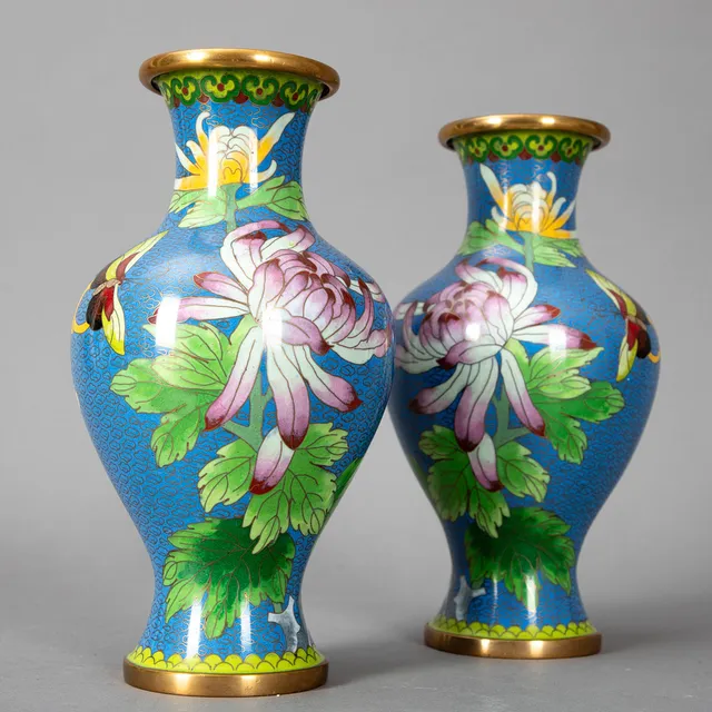 Chinesisches Vasenpaar, Cloisonné, Ende 20. Jh. (2).