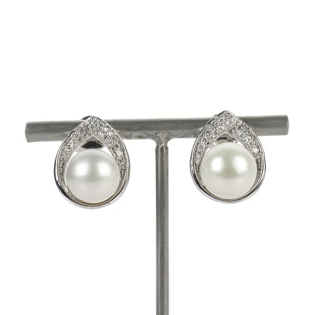 Diamonds By Frisenholm. A pair of brilliant freshwater pearl stud earrings in sterling silver (2)