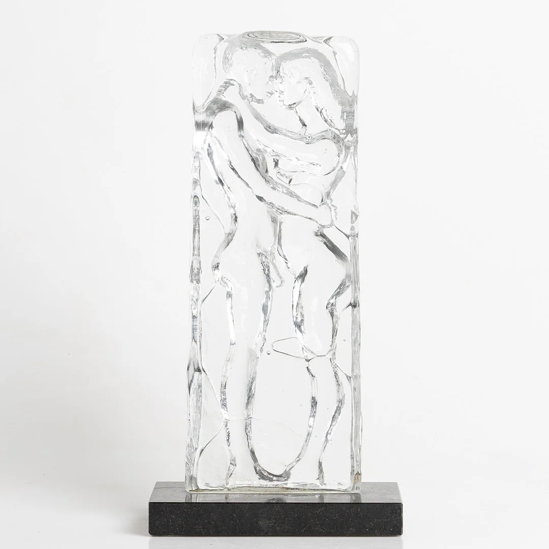 ERIK HÖGLUND. Skulptur, glas, omfamnande par, på stensockel. — Art glass — Stockholms Auktionsverk Helsingborg