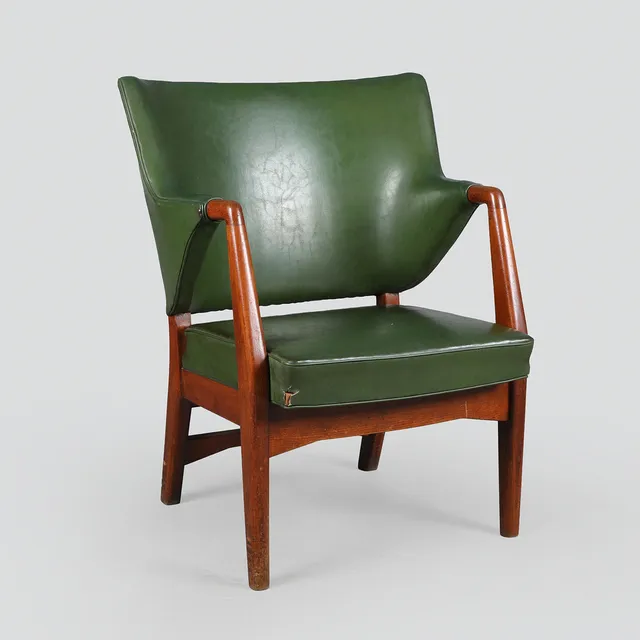 KAY FISKER. TILSKREVET. Lænestol af elmetræ, 1940-1950'erne.
