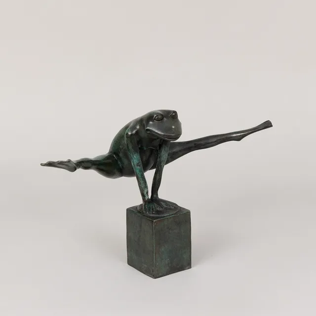 ART PEOPLE GALLERY, SWEDEN. "Look at my legs", grönpatinerad brons, stämplad APG.