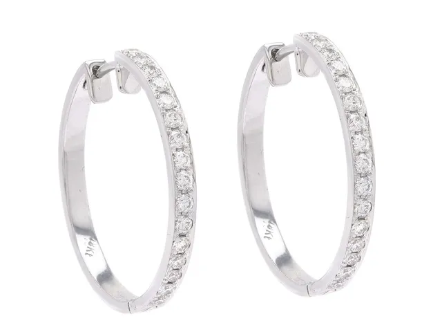 ÖRRINGAR, 18K vitguld, 32 st briljantslipade diamanter ca 0,82 ctv, ca TW-W/VVS-VS, diameter 27 mm, vikt 6,9 g.