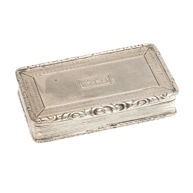 AN EARLY VICTORIAN SILVER SNUFF BOX.