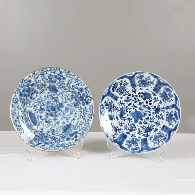 TWO 18TH CENTURY CHINESE BLUE & WHITE PLATES.