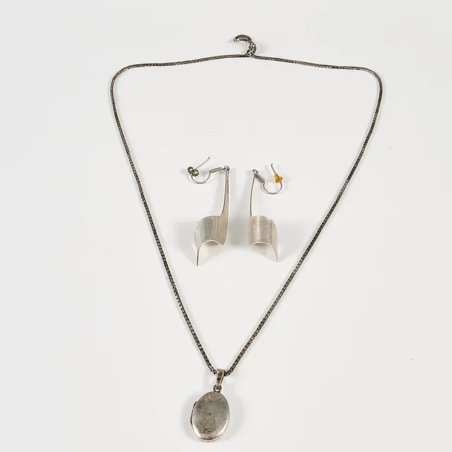 ÖRHÄNGEN + halskedja med berlock, silver.