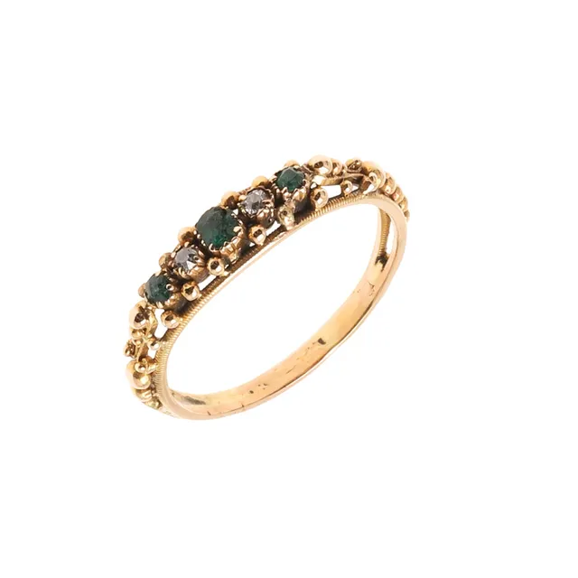 A GEORGIAN EMERALD AND DIAMOND RING.