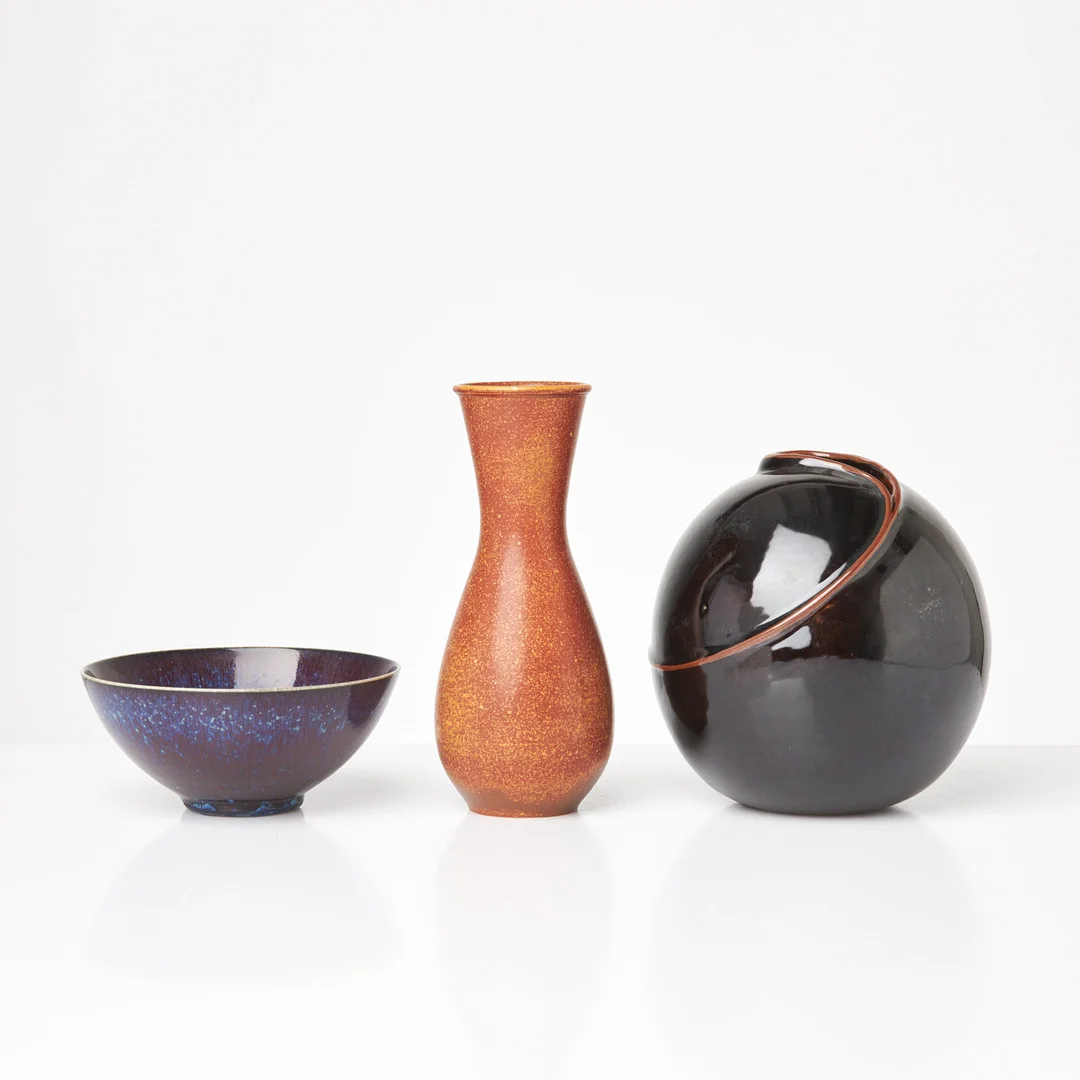 SVEN WEJSFELT. Vaser och skål, 3 st, glaserat stengods, varav en unik med numrering 739B-2072A, signerade, Studiohanden, Gustavsberg. — European — Stockholms Auktionsverk Sickla