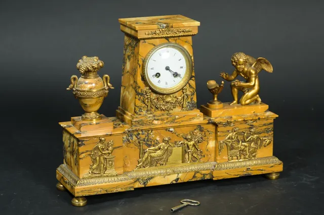Bonnet & Pottier kaminur med kabinet af marmor og forgyldt bronze, 1800-tallet