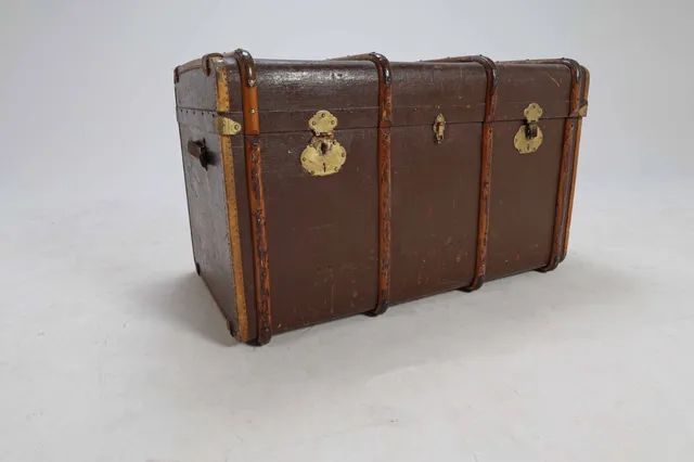 Travel chest. Wood and canvas with brass fittings