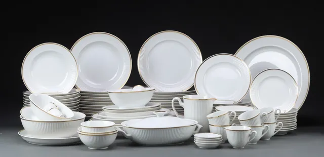 Thorkild Olsen for Royal Copenhagen. 'Tunna' servicedele. (96)
