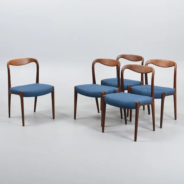 JOHANNES ANDERSEN. TILSKREVET. Dansk møbeldesign. Sæt af fem stole af massiv teak. Danmark, 1950-60'erne (5).