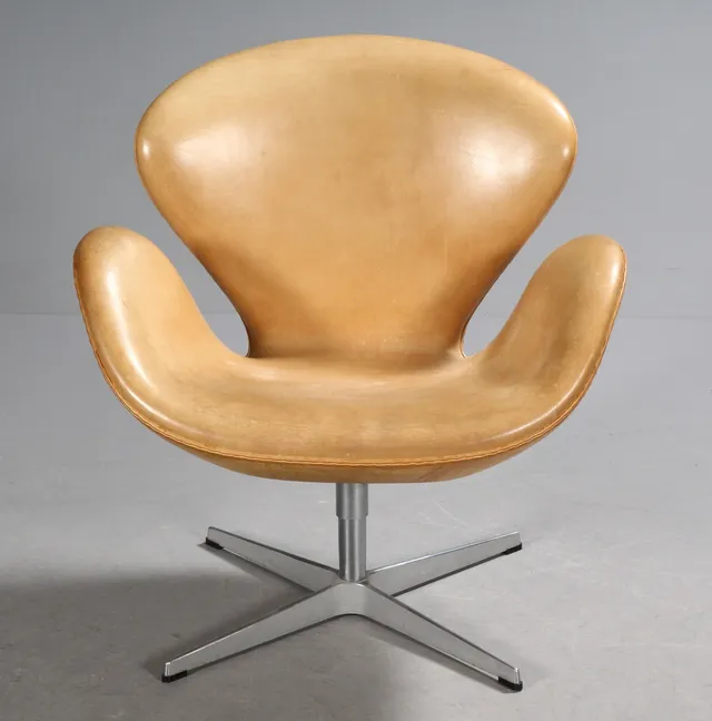 Arne Jacobsen. The Swan. Lounge chair original, patinated vegetable-tanned leather