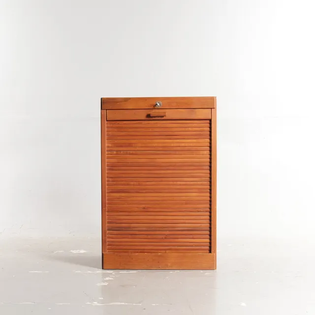 Jalousiskab af teak, front med jalousilåge bag hvilke udtræksbakker. Danmark, 1960'erne.