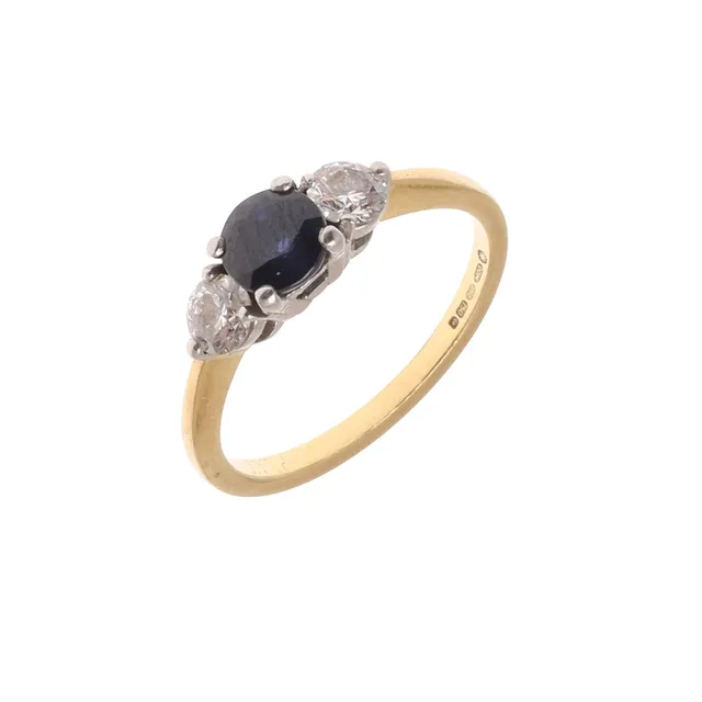 A SAPPHIRE AND DIAMOND THREE STONE RING.