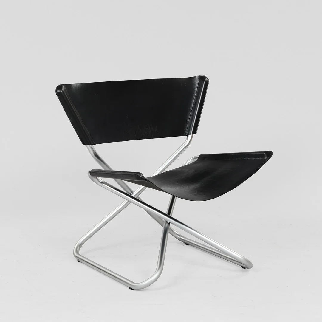 ERIK MAGNUSSEN. "Z-down" sammenklappelige hvilestol, stel af satineret stålrør, sæde og ryg beklædt med sort kernelæder, Danmark, formgivet 1968. — Armchairs & Chairs — Palsgaard Kunstauktioner
