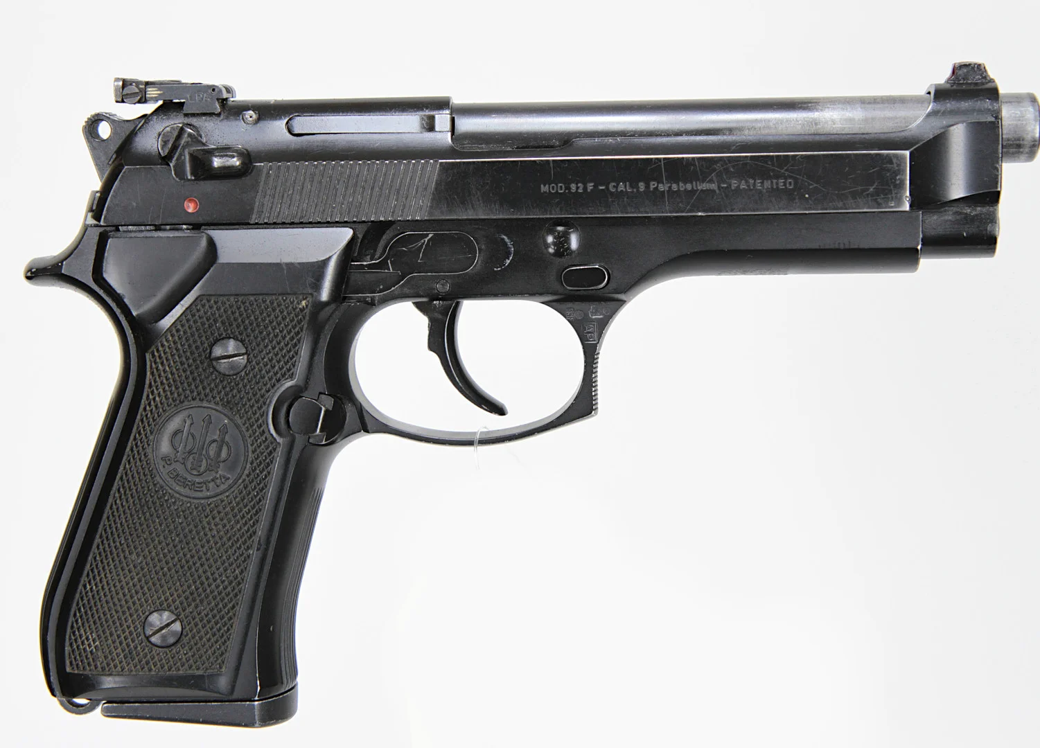 144. PISTOL, italiensk, Halvautomatisk, fabrikat Beretta, modell 92F, kaliber 9x19, tillv.nr C87291Z, se-nr SE2278617. — Pistols — Walter Borg