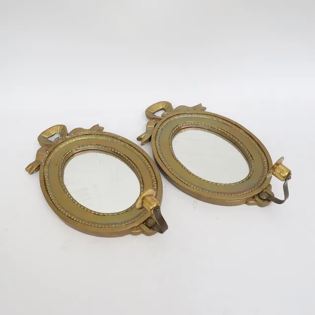 SPEGELLAMPETTER, ett par, 1800-1900-tal, bronserade med ljusarmar i mässing, krönt med rosett.