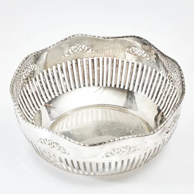 SKÅL, silver, Guldaktiebolaget (GAB), genombruten dekor, livet med stående räfflor, bården med akantusslingor, Stockholm, 1922.
