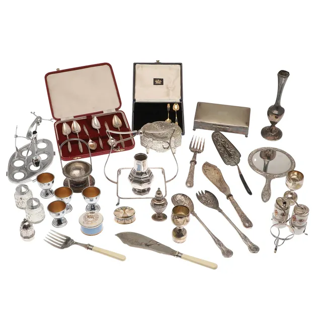 A SMALL QUANTITY OF SILVER PLATE.