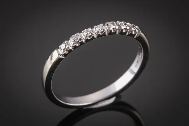 Alliancering med brillanter - ca. 0.15 ct.