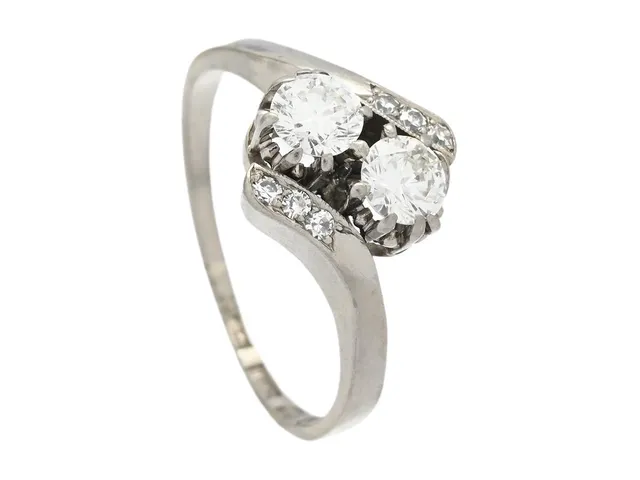 SYSKONRING, 18K vitguld, briljantslipade diamanter ca 0,50 ct, ca TW-W/VS-SI, åttkantslipade diamanter, stl 18 mm, Stockholm 1957, vikt 3,7 g, nagg på kuletten, slitna klor, slitage.