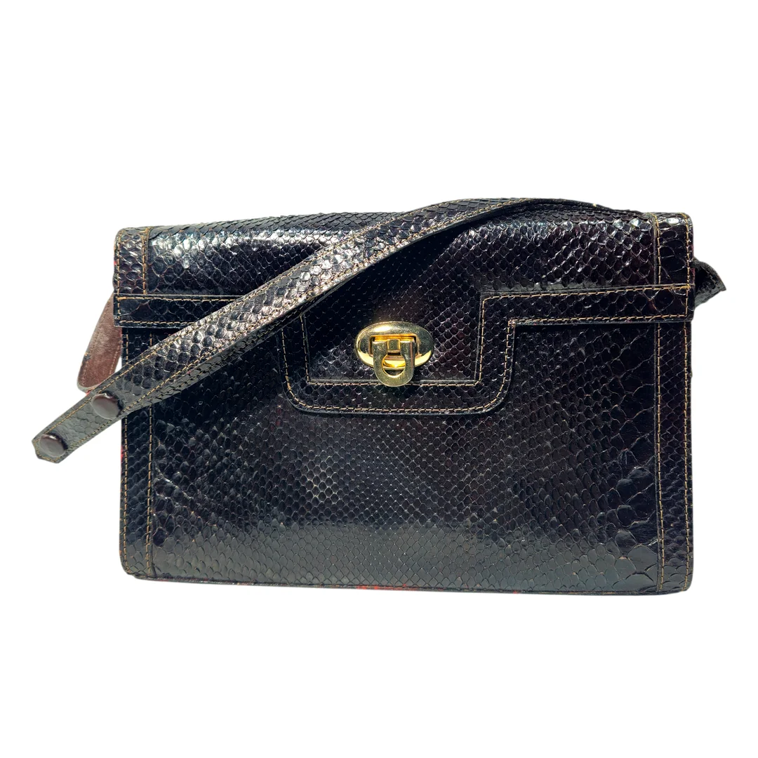BOLSO EN PIEL DE SERPIENTE MARRÓN OSCURO. ASA REGULABLE TIPO BANDOLERA. — Vintage & Designer Fashion — Arce Auctions