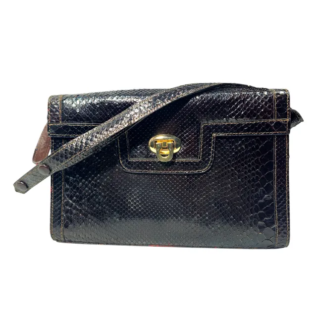 BOLSO EN PIEL DE SERPIENTE MARRÓN OSCURO. ASA REGULABLE TIPO BANDOLERA.
