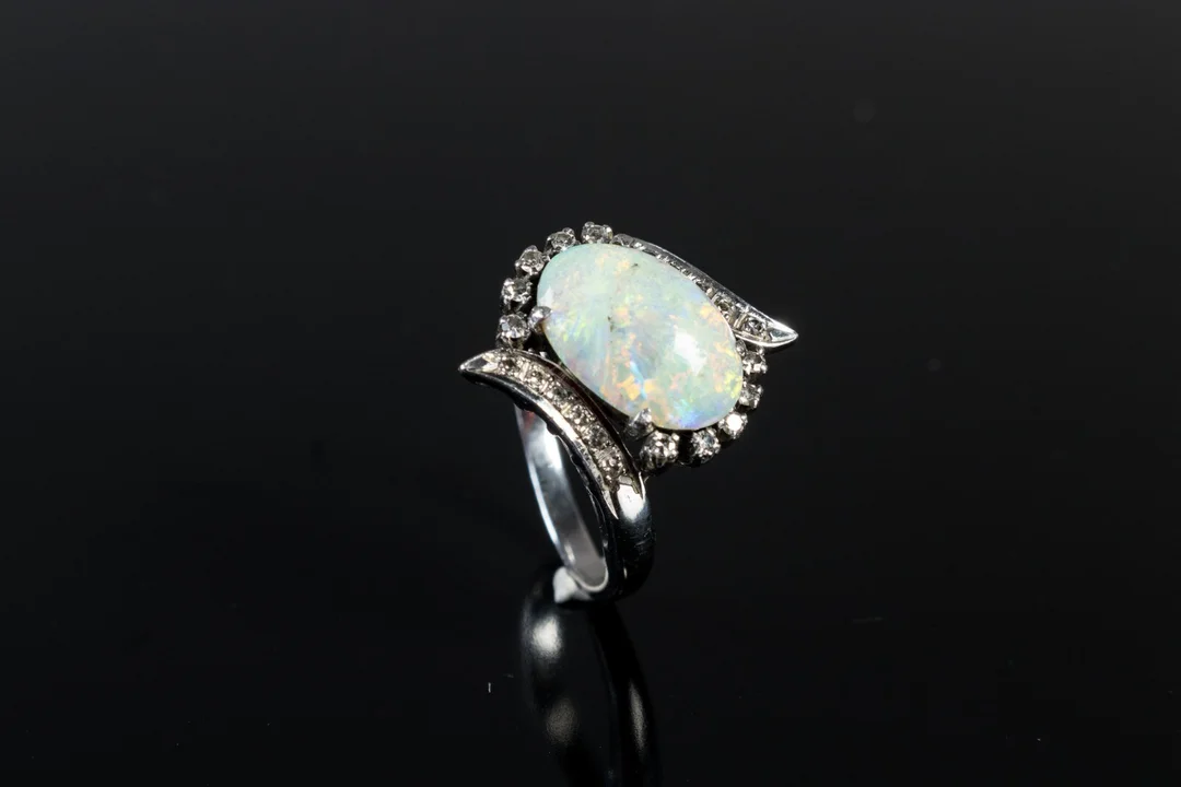 Vintage opal og diamantring i 18 kt. hvidguld 6.1 gr. — Jewellery/Rings — Lauritz