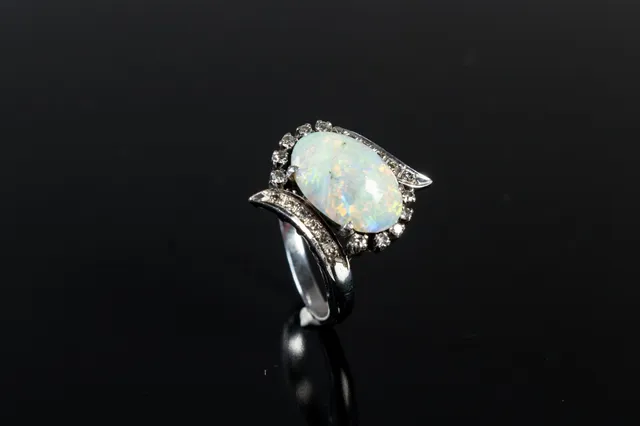 Vintage opal og diamantring i 18 kt. hvidguld 6.1 gr.