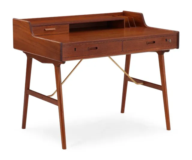 Freestanding teak desk with brass stretchers. Front with two drawers, top with drawer and compartments. Manufactured and marked by Vinde Møbelfabrik. H. 84 cm. W. 100 cm. D. 70 cm.