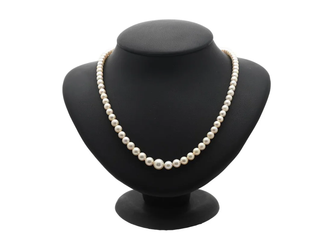 PÄRLCOLLIER, odlade pärlor ca 4,5-8,2 mm, doserat, lås i 18K vitguld, odlad pärla, smaragder, längd 66 cm, vikt 28,9 g, ej knutet, i behov av omträdning. — Smycken/Pärlcollier — Kaplans