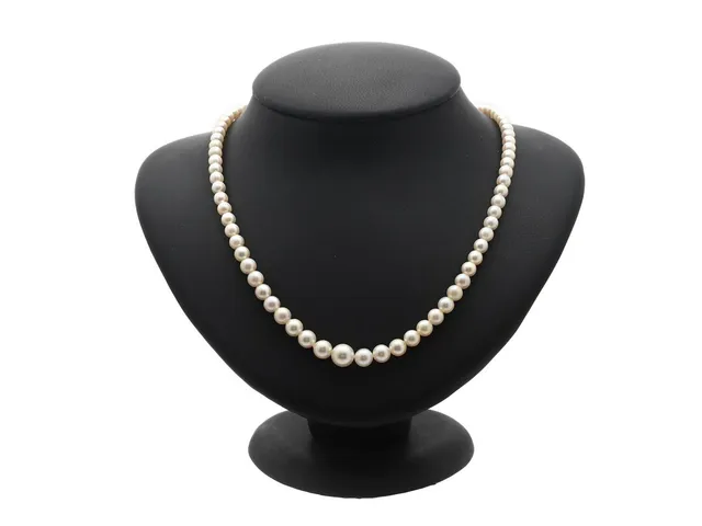 PÄRLCOLLIER, odlade pärlor ca 4,5-8,2 mm, doserat, lås i 18K vitguld, odlad pärla, smaragder, längd 66 cm, vikt 28,9 g, ej knutet, i behov av omträdning.