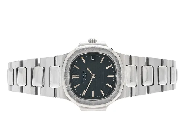 PATEK PHILIPPE, Nautilus, Cal E19 C, Serie nr. 1524751, Ref nr. 4700/1, Boett nr. 2796048, damur, 24,5 x 24,5 (27) mm, stål, quartz, safirglas, datum, urtavla, integrerad originallänk (skadad), viklås, ca 1994, box (skadad).
