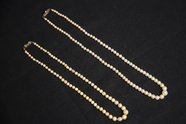 PÄRLCOLLIER, 2 st äldre.